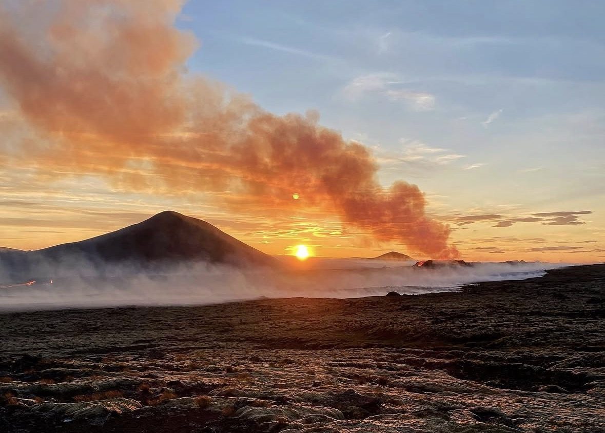 Goldenes Mitternachtssonnenlicht über den Fagradalsfjall-Lavafeldern im isländischen Sommer