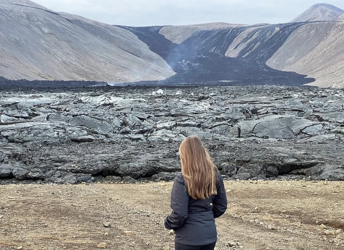 Wanderer mit geeigneter Ausrüstung, einschließlich wasserdichter Jacke und Wanderstiefeln, auf dem Fagradalsfjall-Lava-Trail